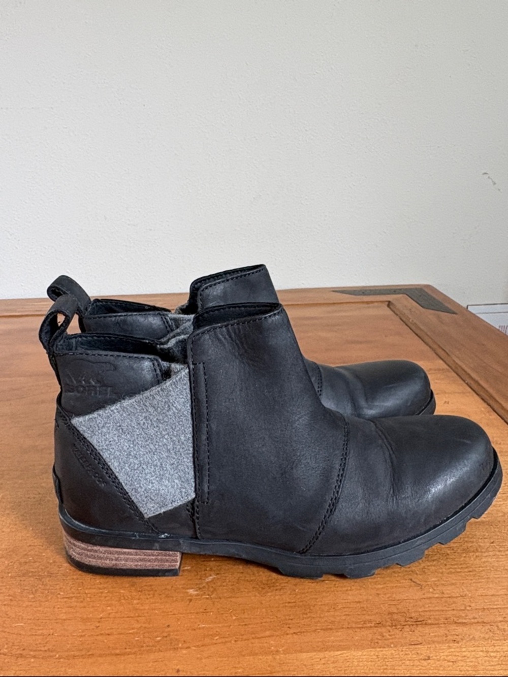 Sorel Emelie Black Chelsea Leather Boots with Gray Elastic Panel Size 7.5 - Picture 6 of 13